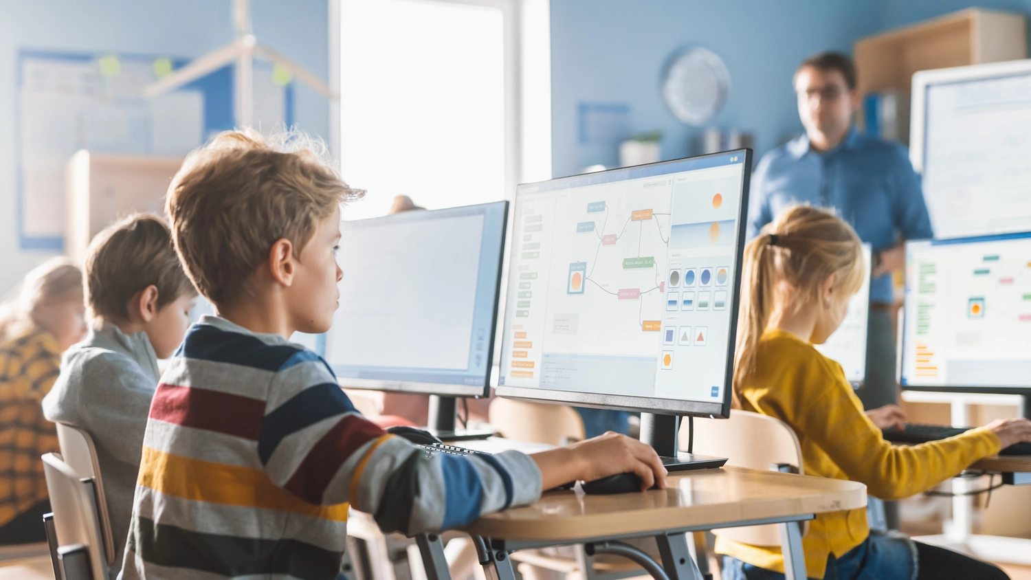Nachhilfe Deutsch, Englisch und Französisch - Informatik-Klassenzimmer in der Grundschule